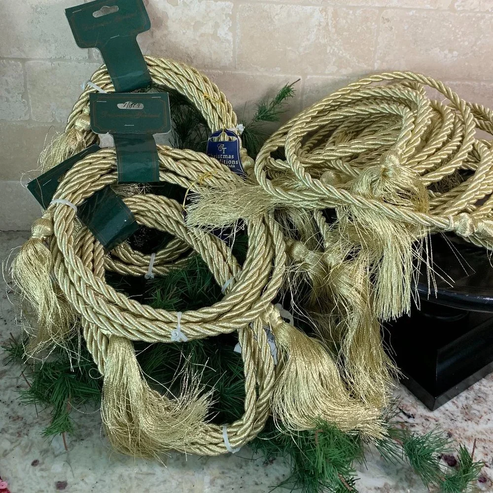 Holiday Garland gold - set of 7 bannaras silk w/ tassels